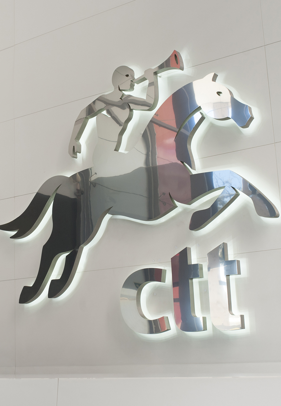 Logo CTT prateado entrada do edifico CTT