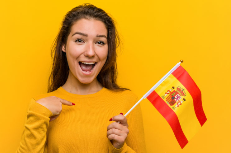 Senhora a agarrar a bandeira espanhola, em representação dos envios expresso para Espanha