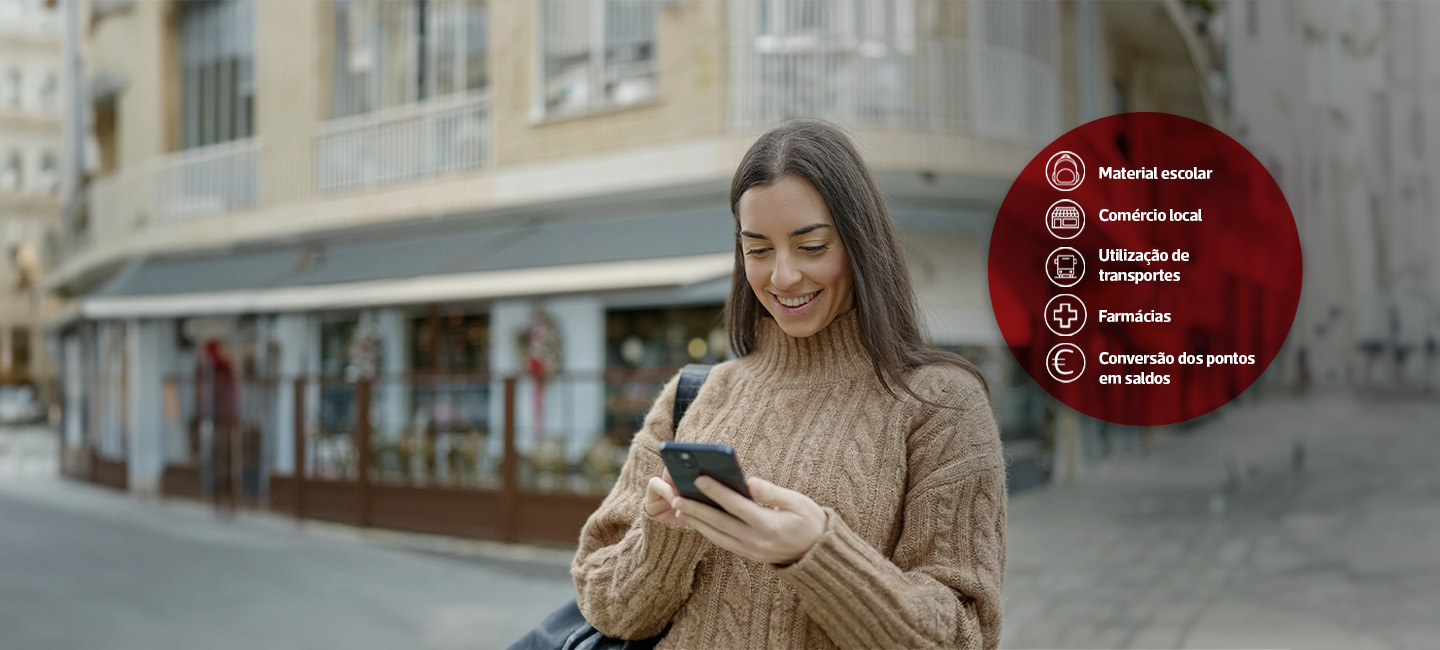 Senhora na rua à fazer compras com o cartão munícipe.