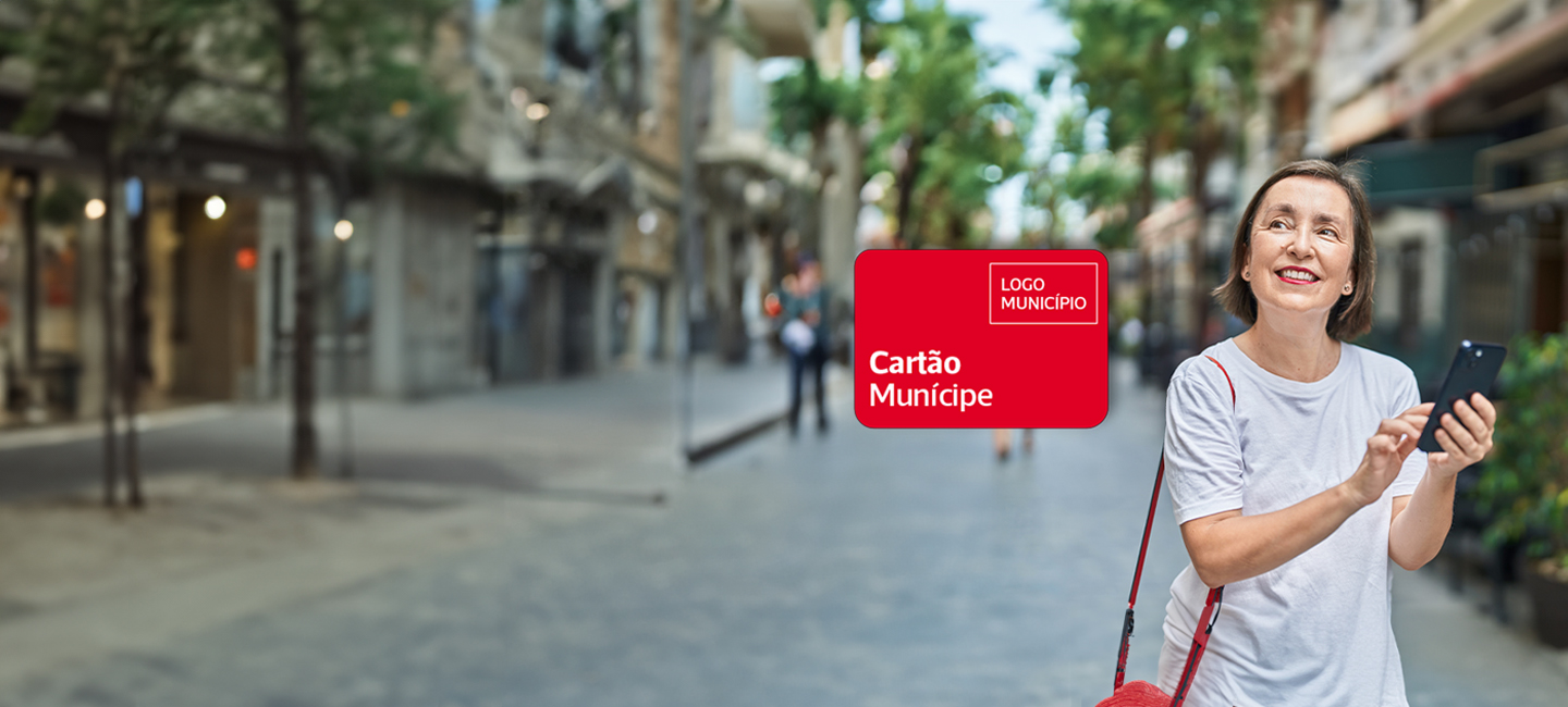 Senhora na rua à fazer compras com o cartão munícipe.