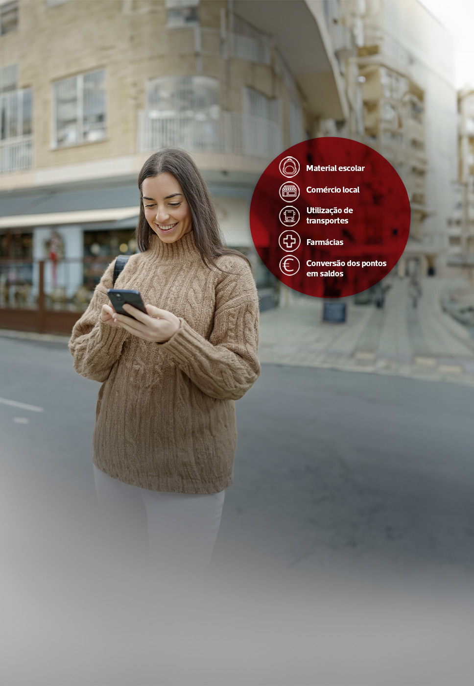Senhora na rua à fazer compras com o cartão munícipe.