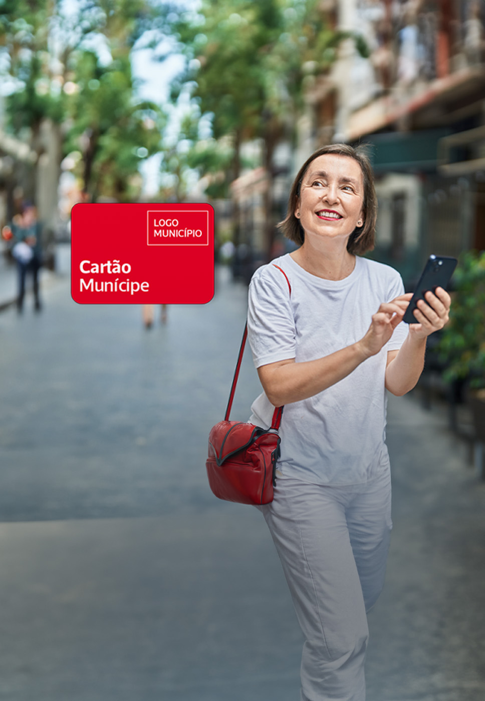 Senhora na rua à fazer compras com o cartão munícipe.
