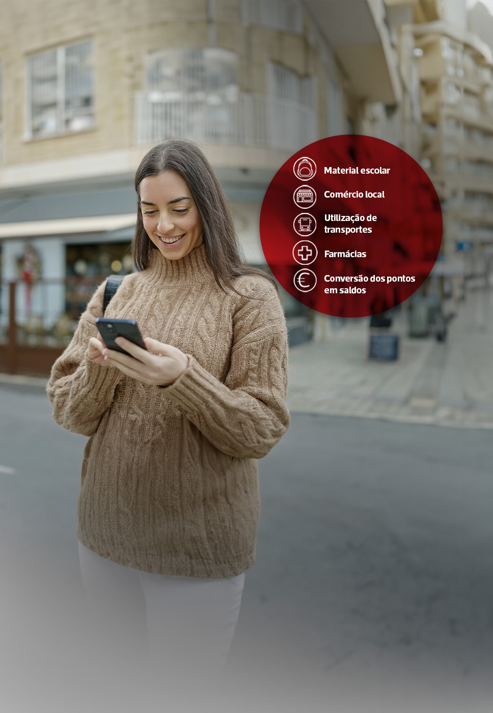 Senhora na rua à fazer compras com o cartão munícipe.