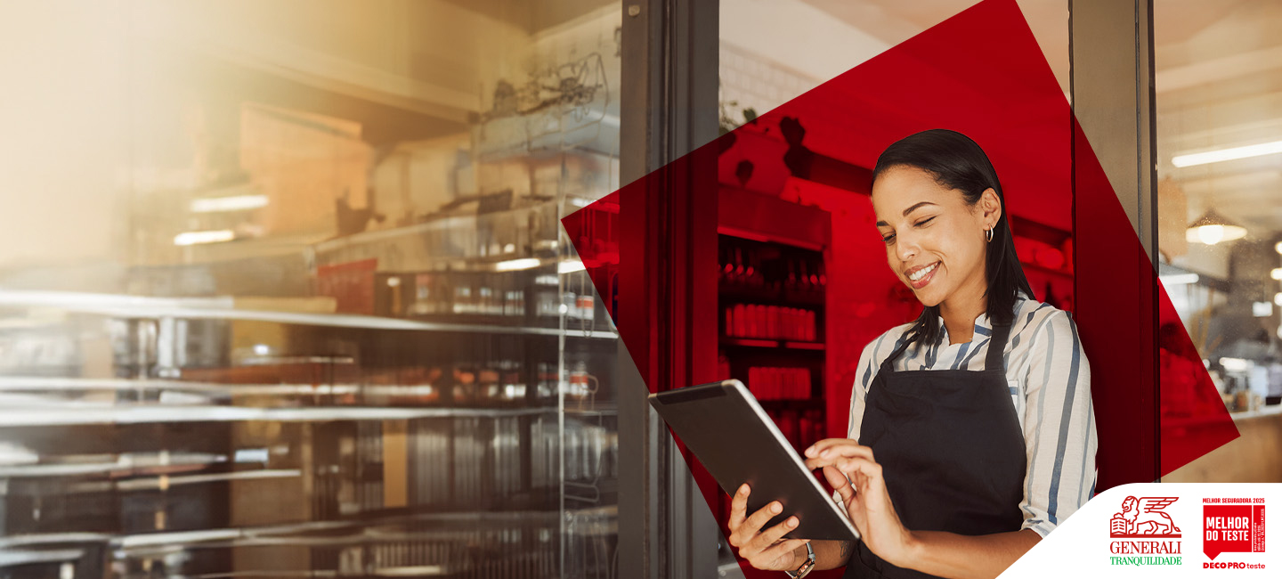 Empregada de mesa a tirar anotações de um pedido.