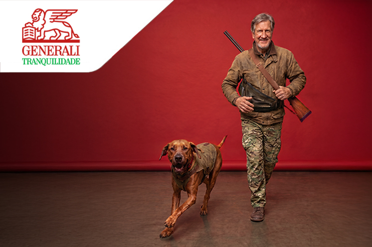 Caçador e cão, ambos protegidos pelo Seguro Caçadores.