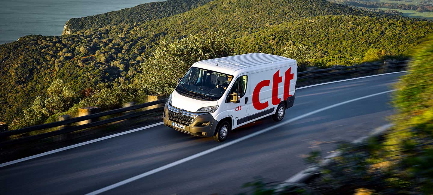 Carrinha CTT Expresso em andamento