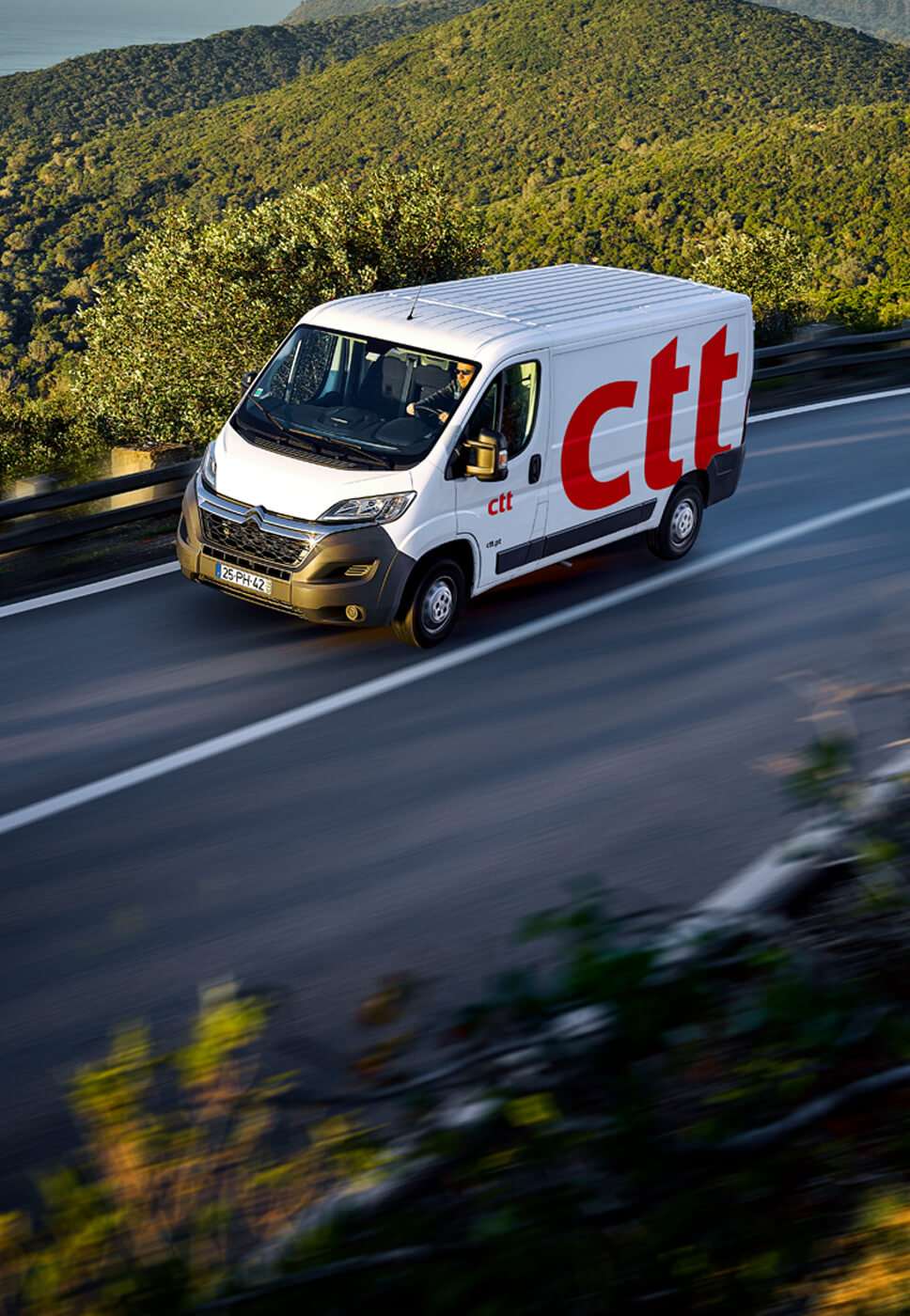 Carrinha CTT Expresso em andamento