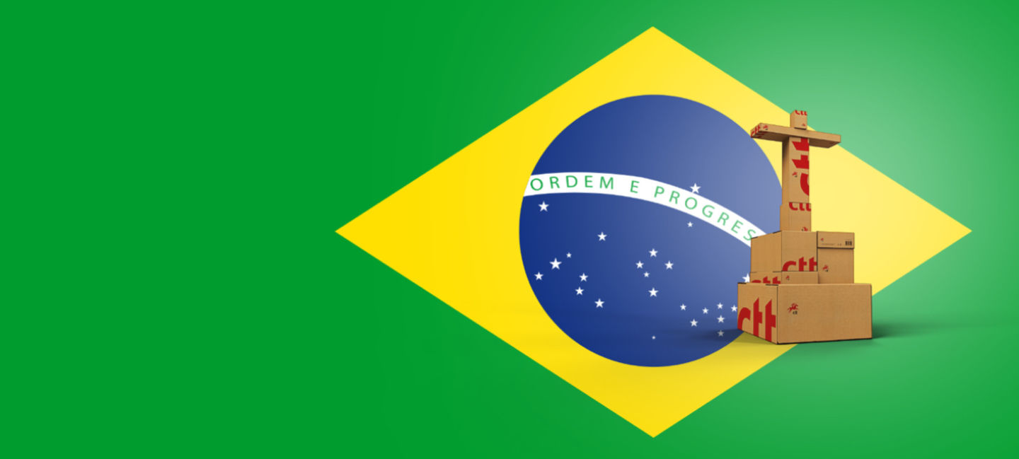 Encomendas empilhadas que fazem a imagem do Cristo Rei, com a bandeira do Brasil de fundo.