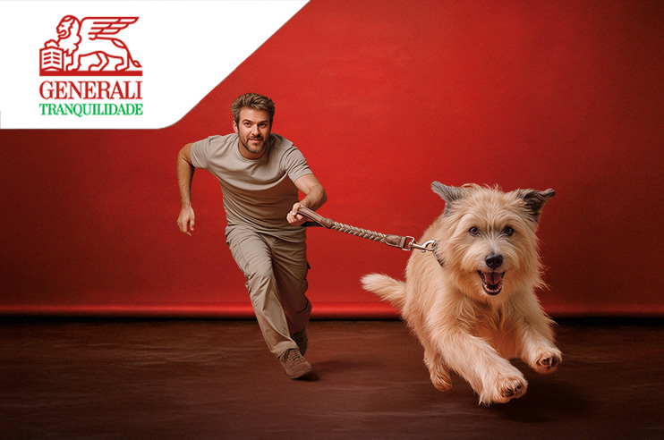 Cão feliz por estar protegido pelo Seguro Cães e Gatos.