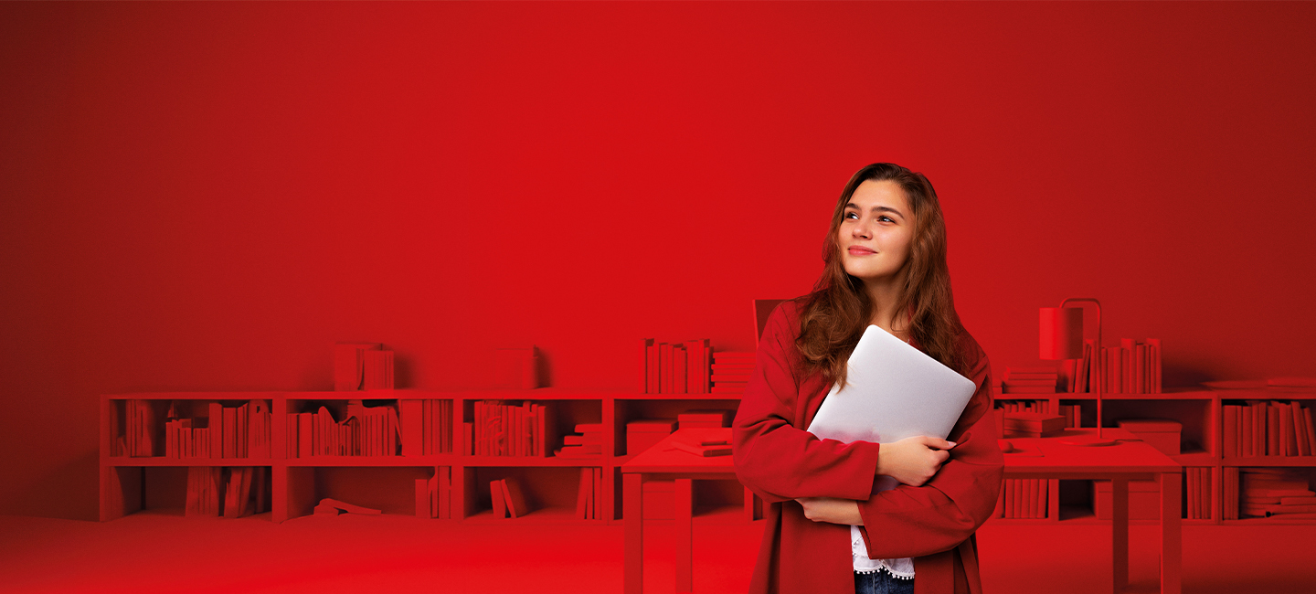 jovem rapariga , com blaser encarnado  e jeans  sobre fundo encarnado com estante de livros