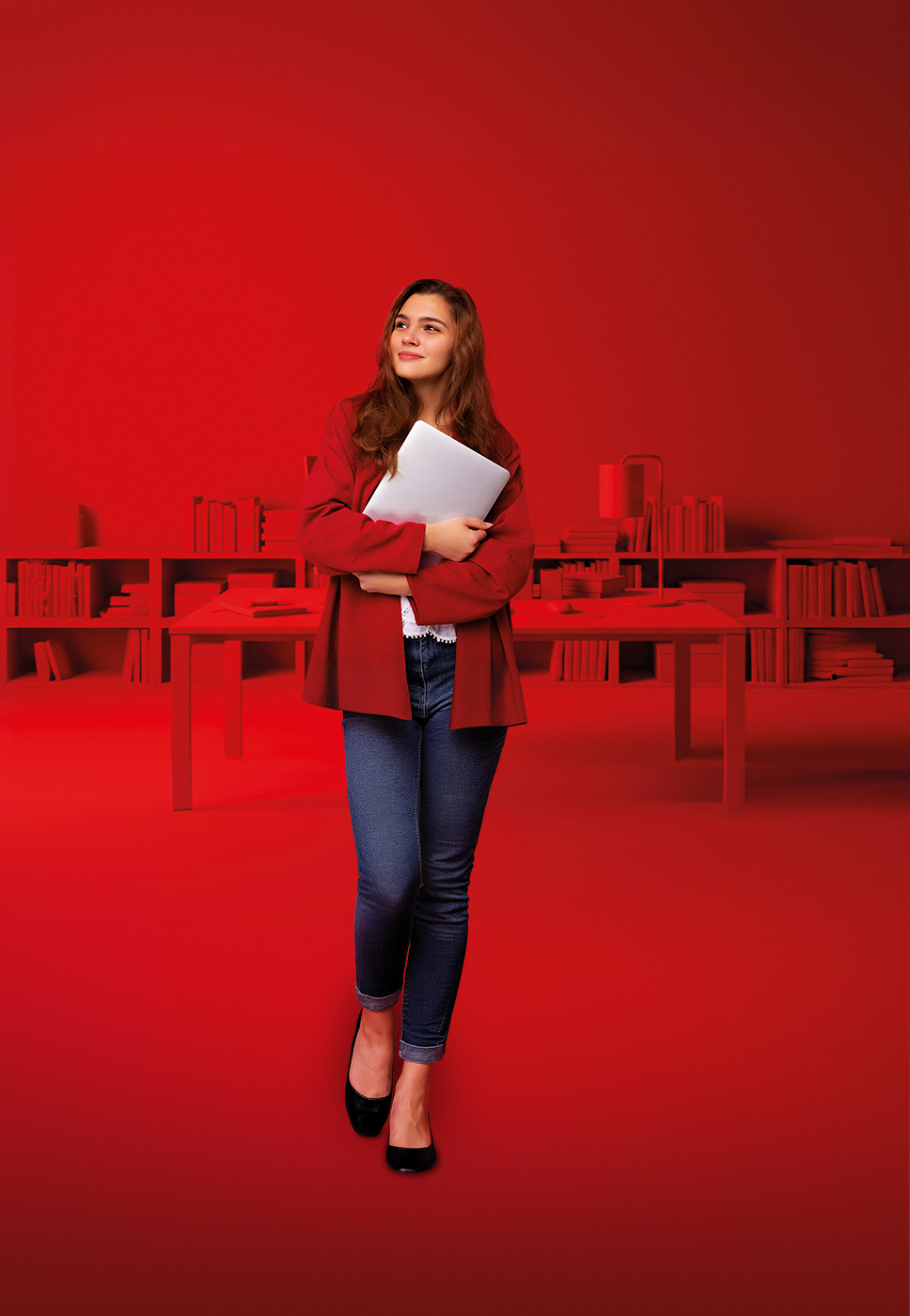 jovem rapariga , com blaser encarnado  e jeans  sobre fundo encarnado com estante de livros