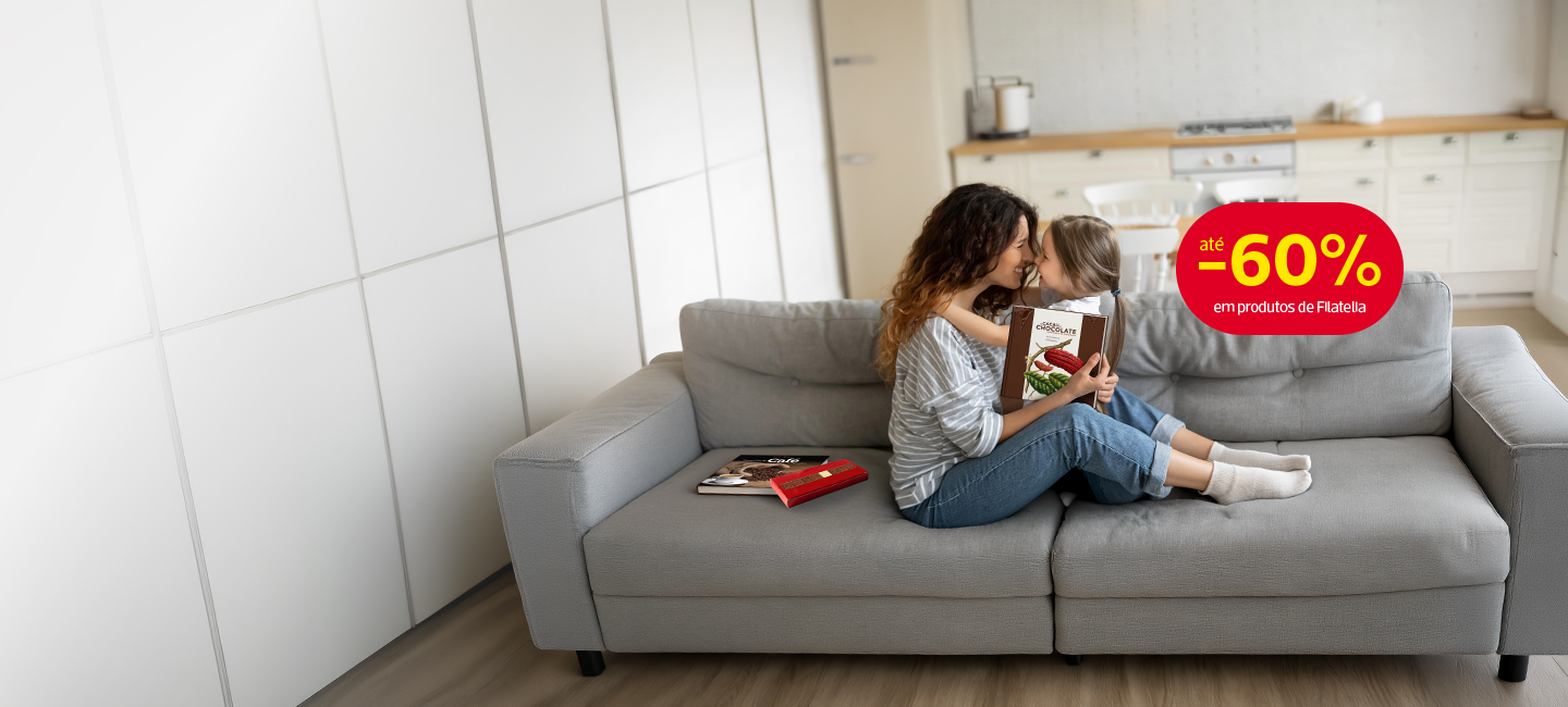 Mãe a receber um livro filatélico de presenta da filha.
