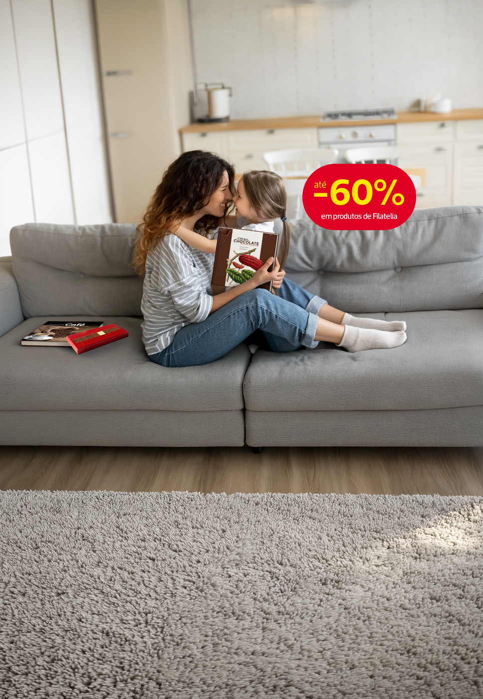 Mãe a receber um livro filatélico de presenta da filha.