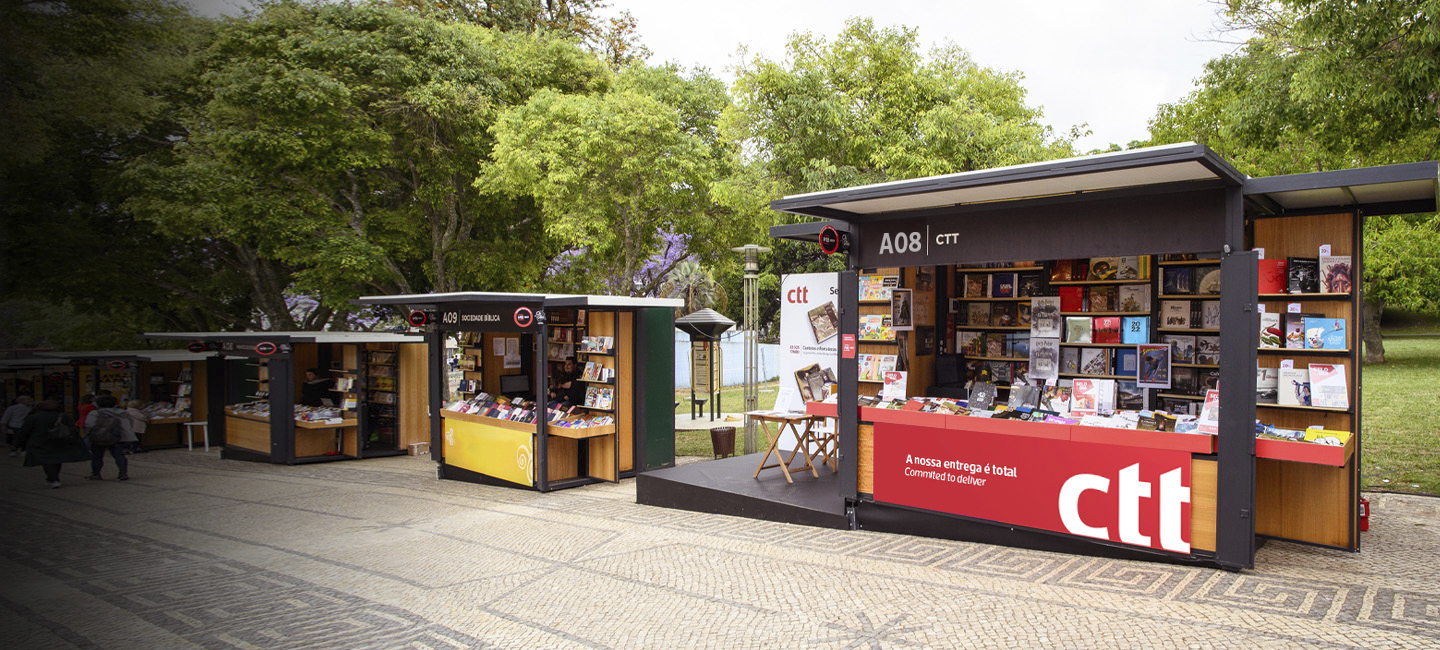 Stand de venda de livros dos CTT na Feira do Livro de Lisboa, a vermelho e com logótipo dos CTT em grande