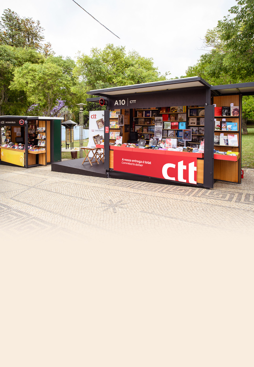 Stand de venda de livros dos CTT na Feira do Livro de Lisboa, a vermelho e com logótipo dos CTT em grande