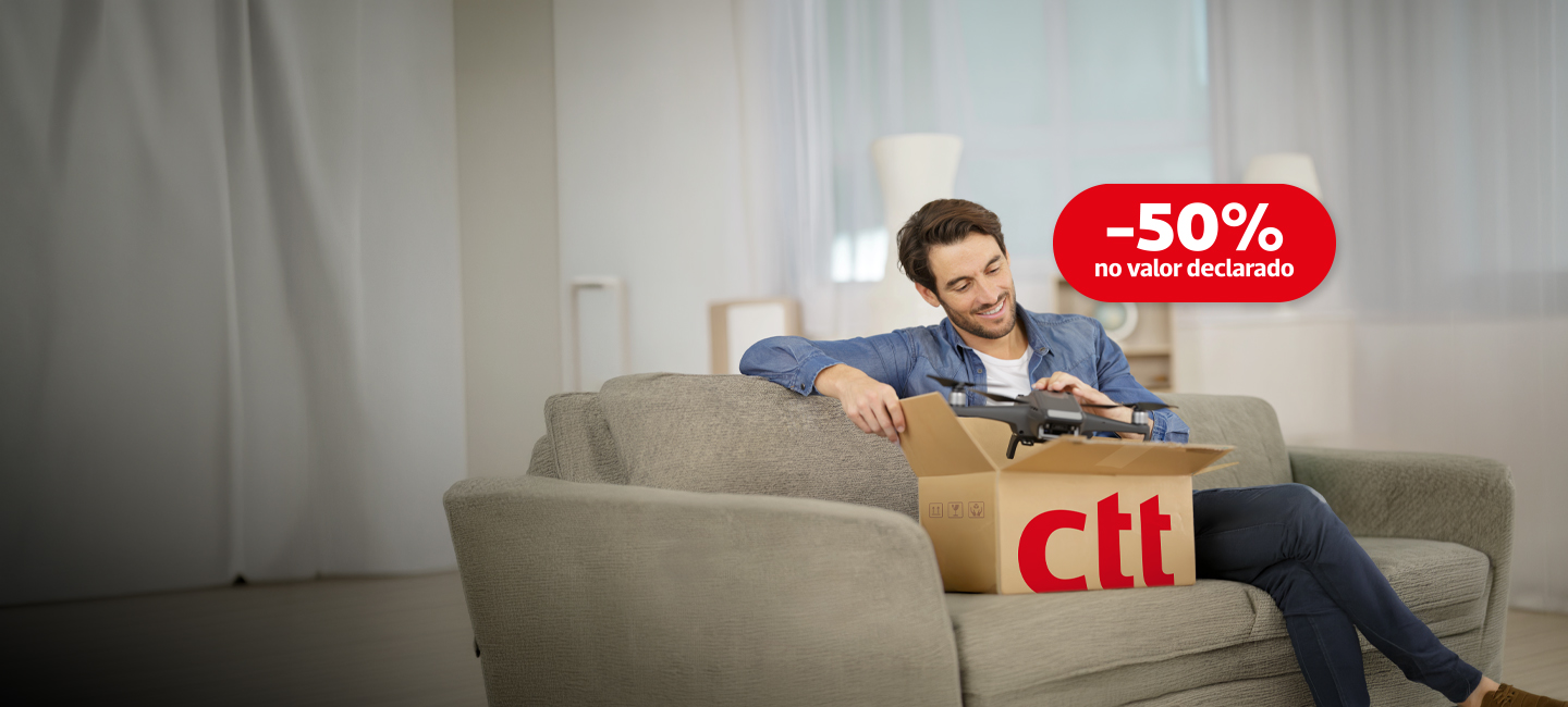 Jovem a abrir uma encomenda e onde se lê -50% no Valor Declarado.