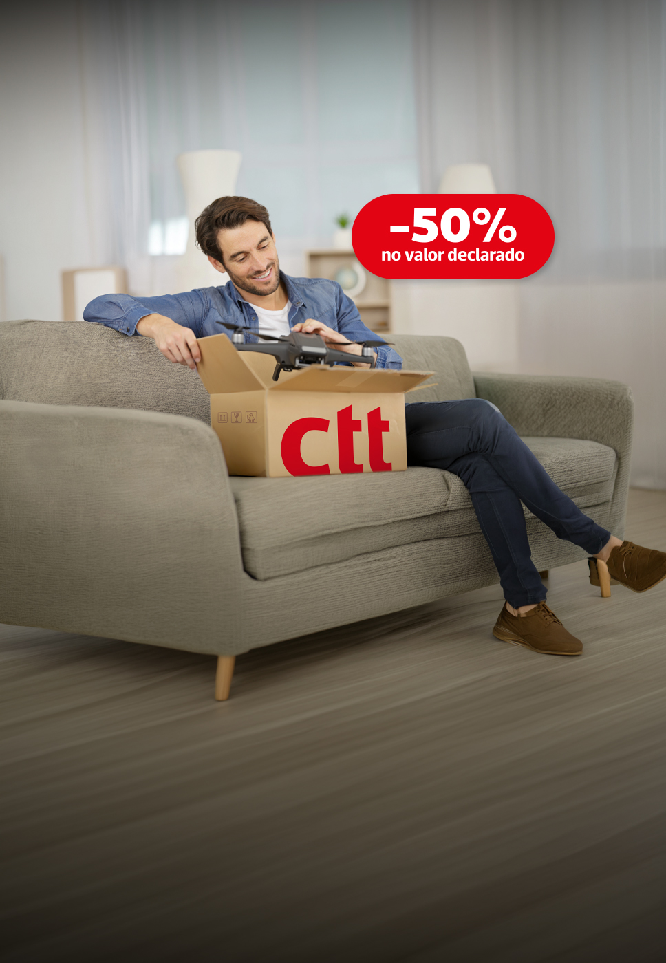 Jovem a abrir uma encomenda e onde se lê -50% no Valor Declarado.