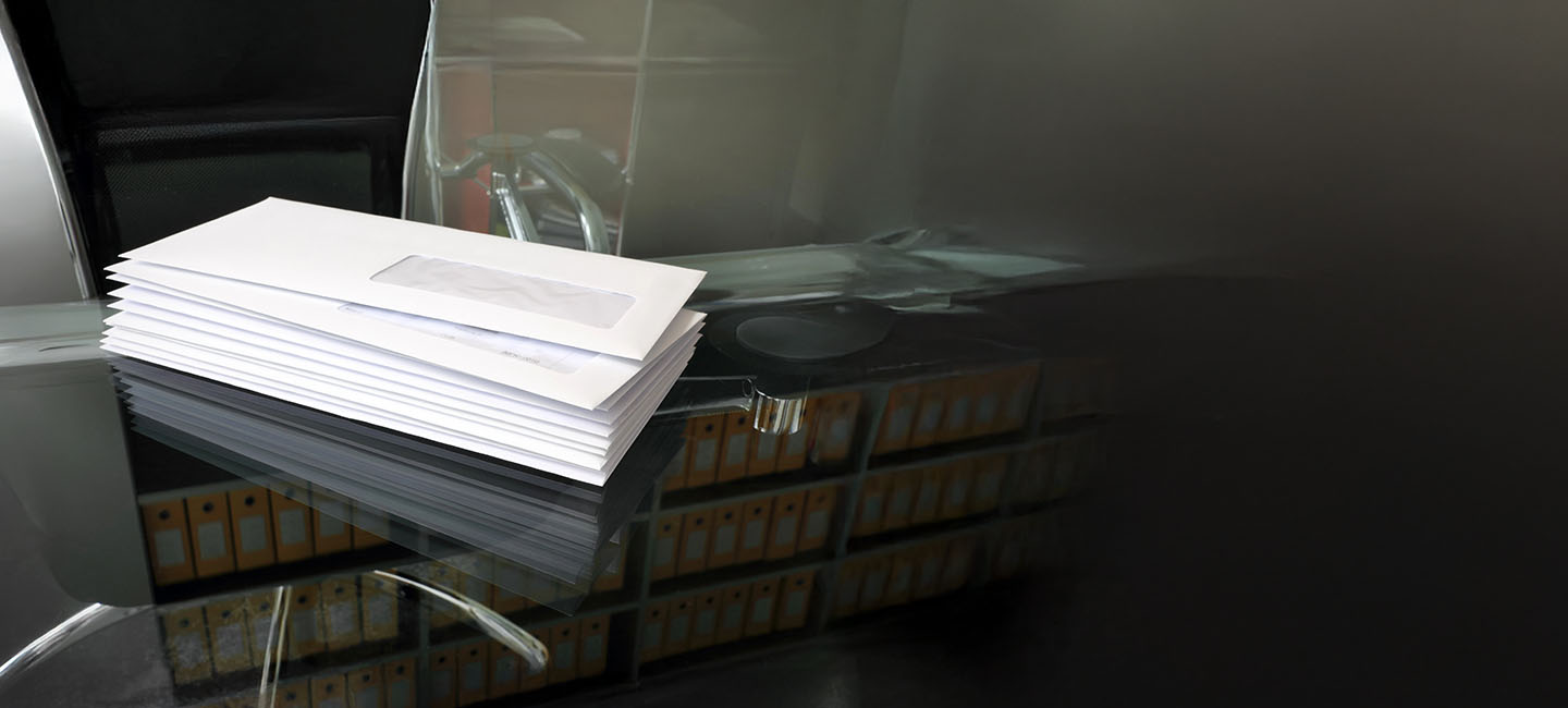 Fotografia de uma pilha de cartas em cima de uma mesa preta