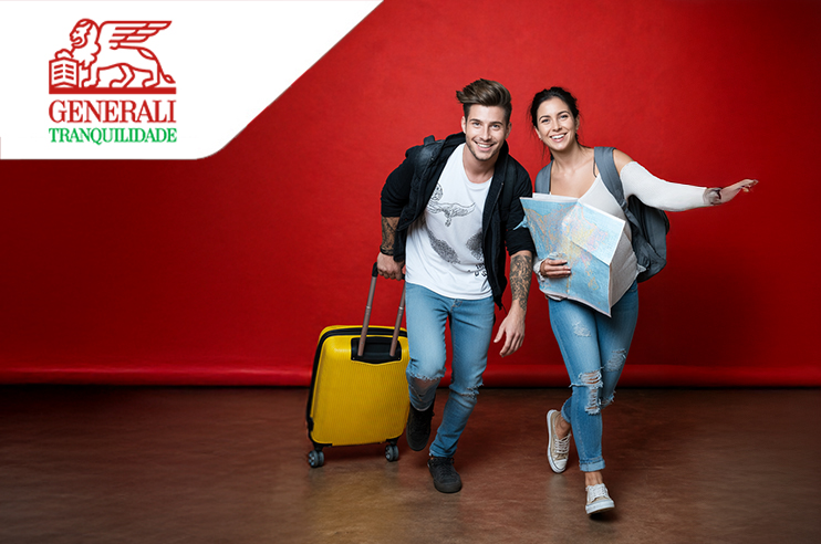 Casal com um mapa na mão durante a sua viagem, que está segurada pelo Seguro Viagem.