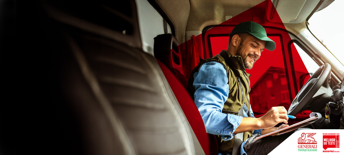 Senhor sentado numa carrinha a tirar anotações.