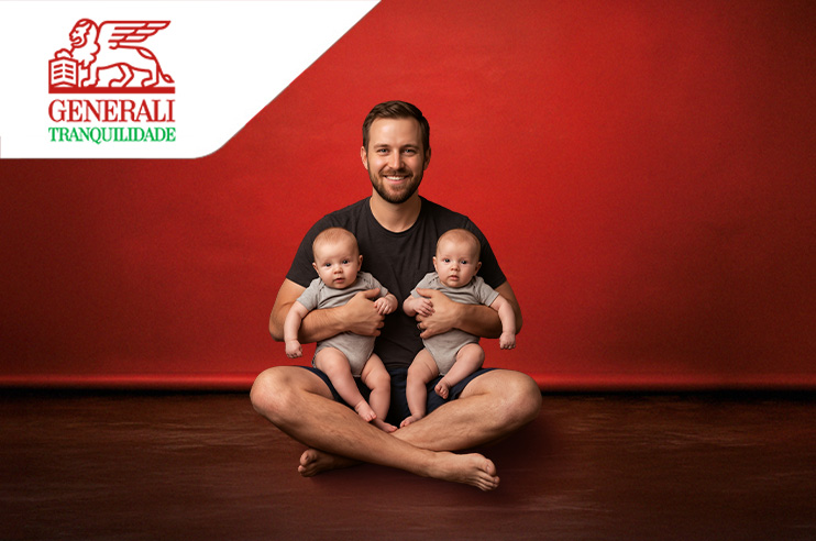 Pai com 2 filhos ao colo, todos protegidos com o Seguro de Saúde.