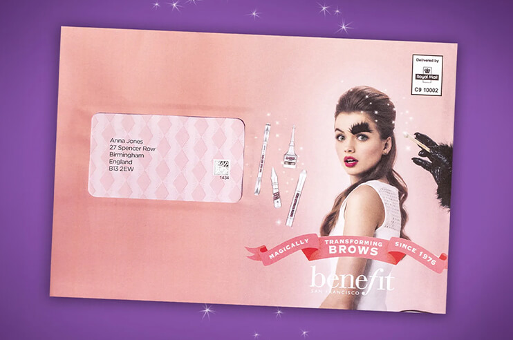 carta com mulher e fundo cor de rosa