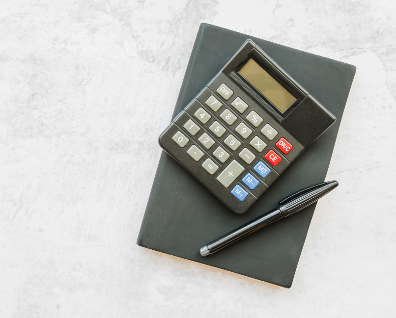 Bloco de notas e uma calculadora