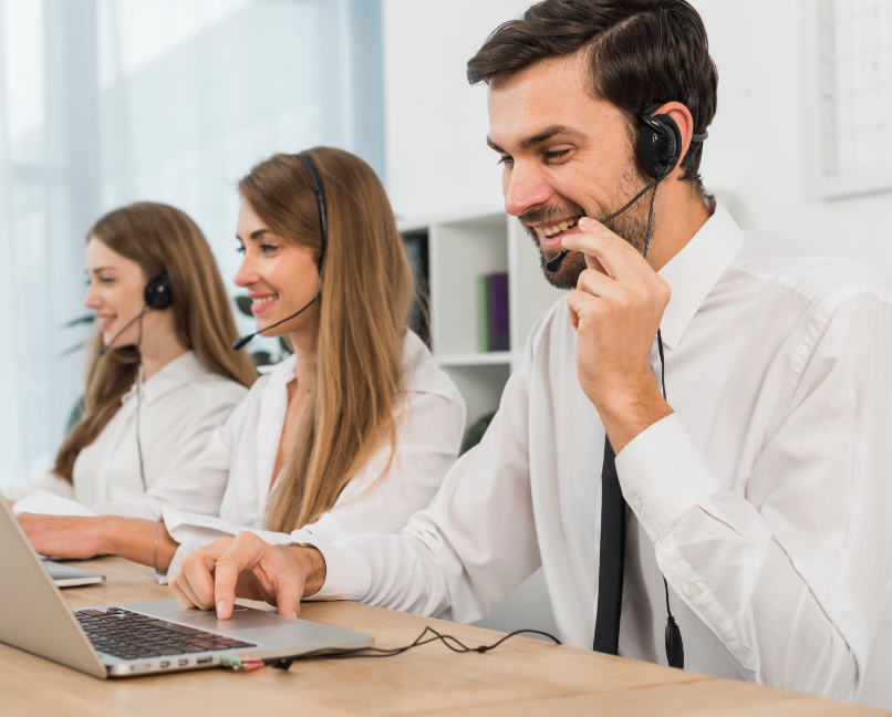 Pessoas a trabalharem num call center.