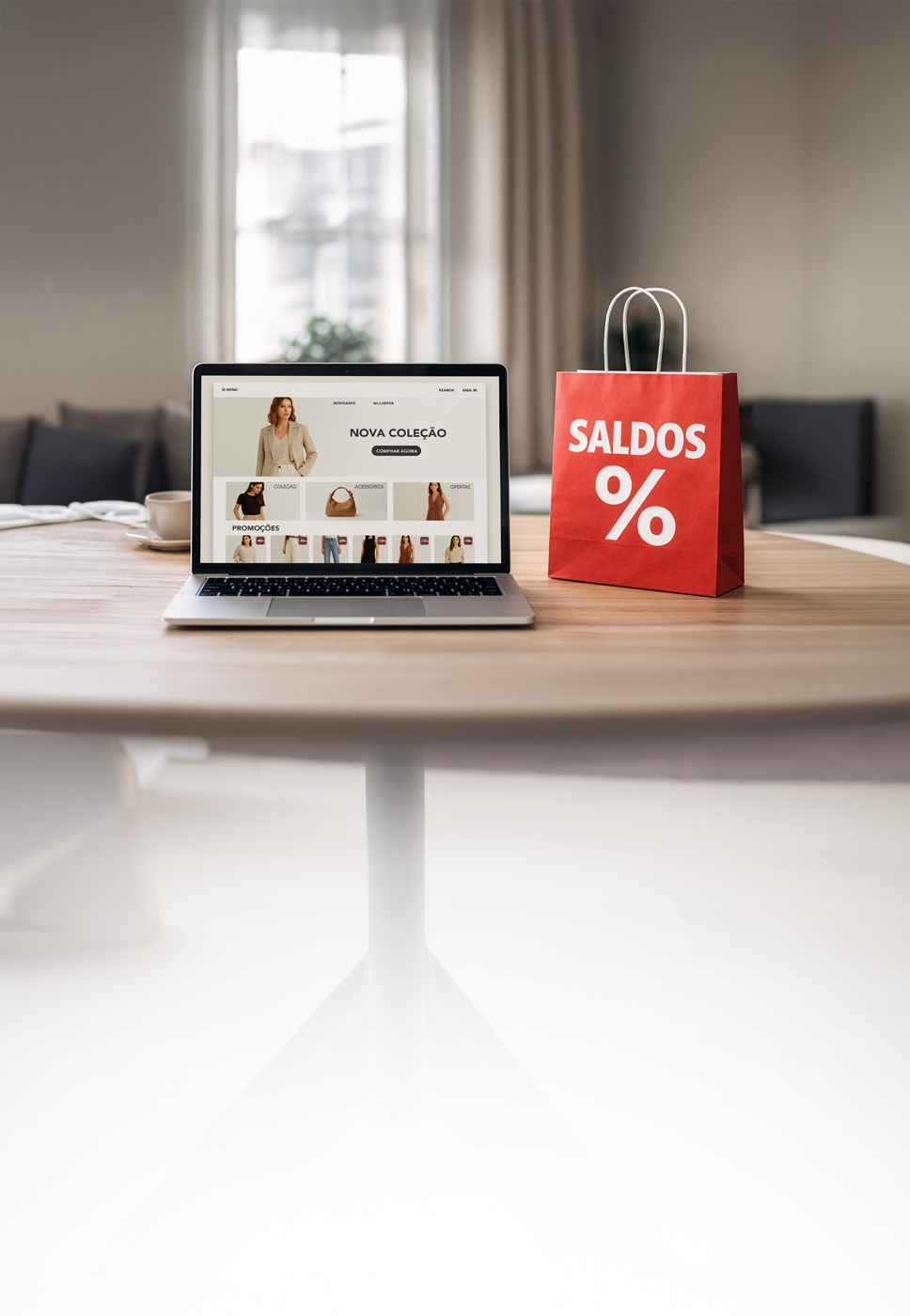 Computador portátil com uma loja de e-commerce aberta e um saco com a palavra 