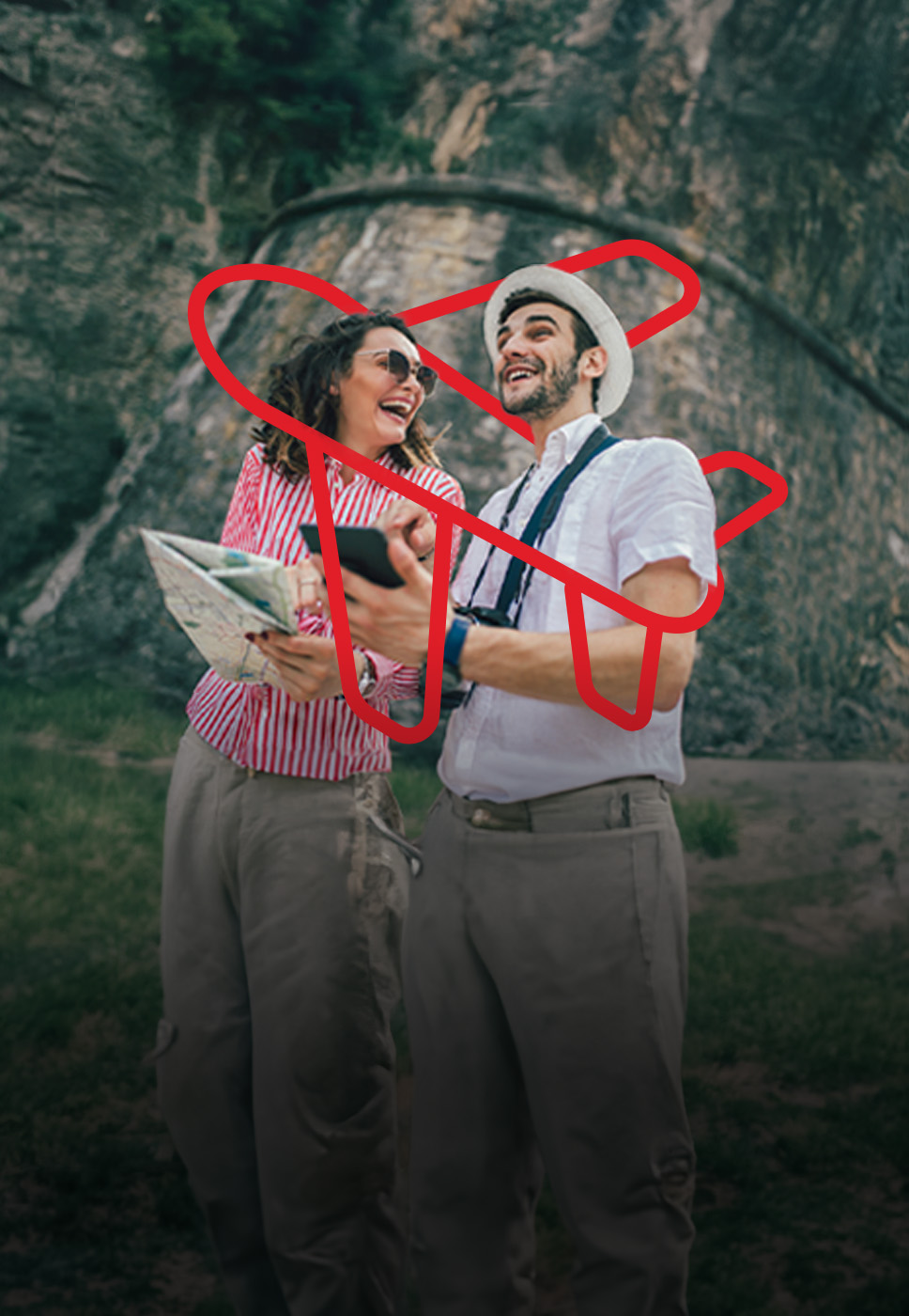 Casal com um mapa na mão durante a sua viagem que está segurada pelo Seguro Viagem.