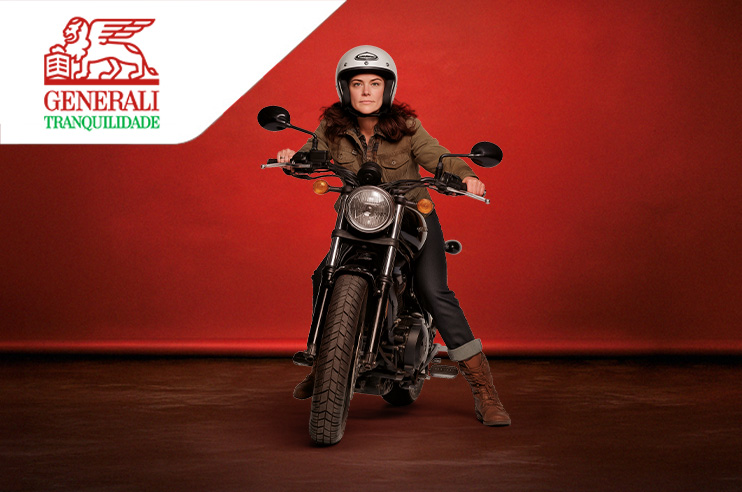 Uma motociclista protegida pelo Seguro Moto.