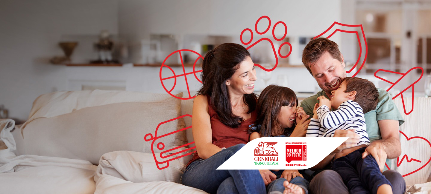 Família sentada no sofá tranquilamente porque estão abrangidos pelos seguros CTT.
