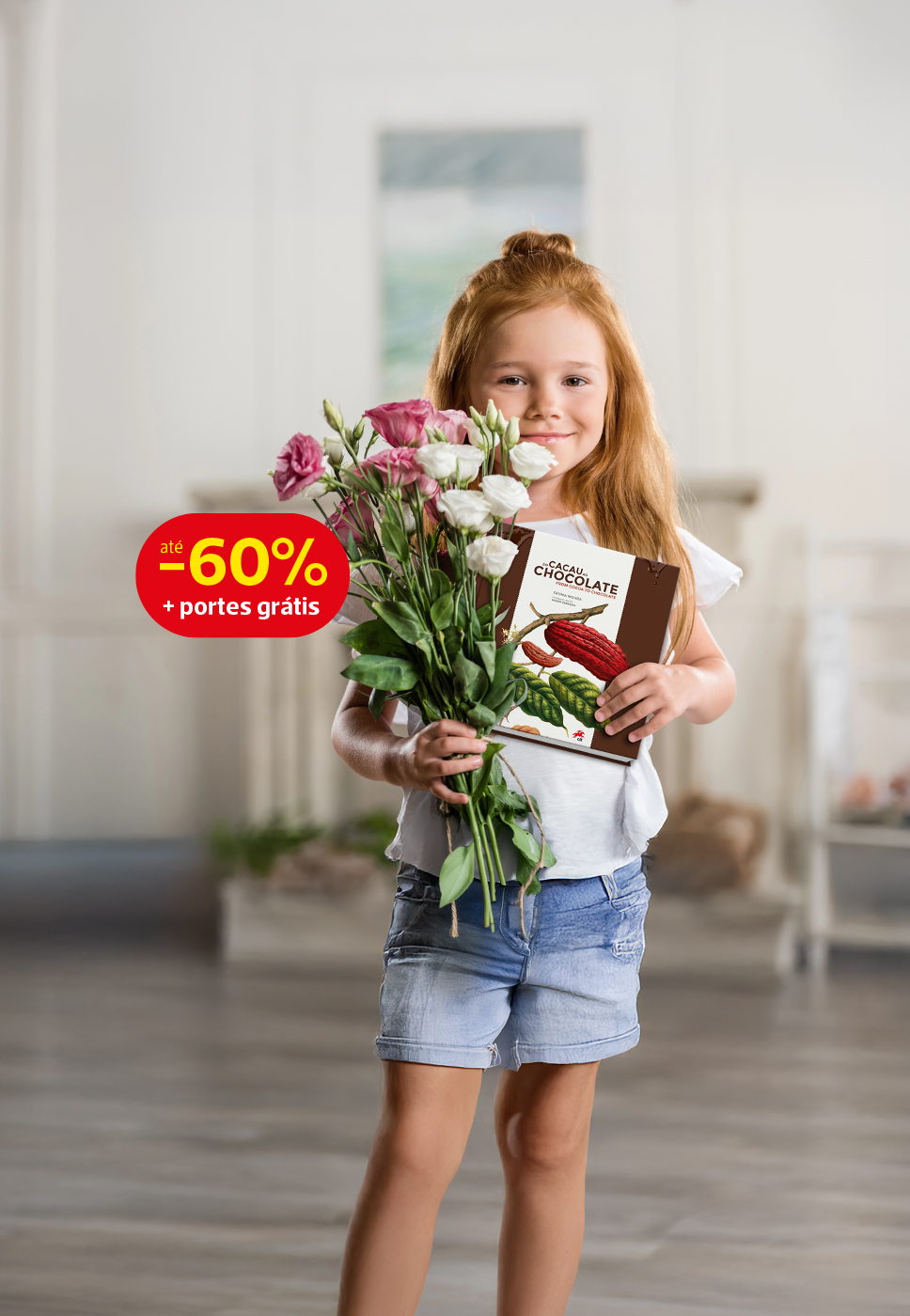 Uma criança do sexo feminino a segurar uma bouquet de flores e um livro. Lê-se 