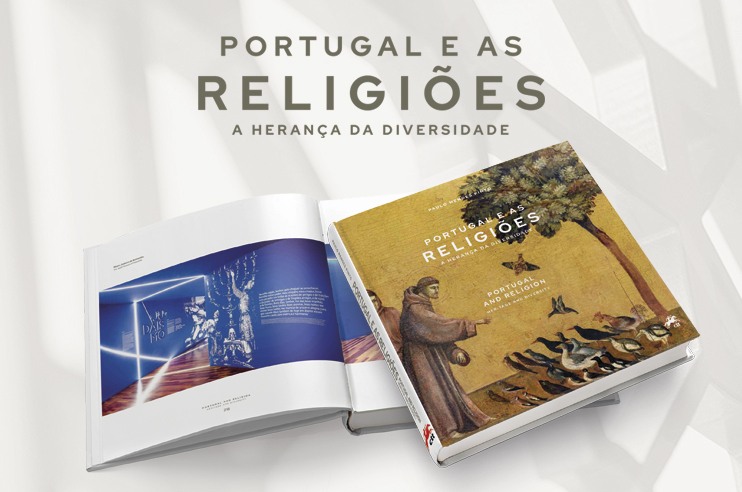 Tem um livro aberto e outro fechado,  ilustrado com uma figura religiosa rodeada por animais e pessoas.