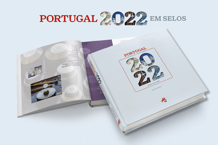 Dois livros, um aberto com selos visíveis e outro fechado com a capa 