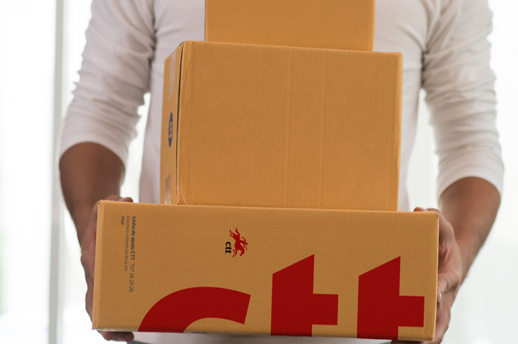 mãos segurando caixas