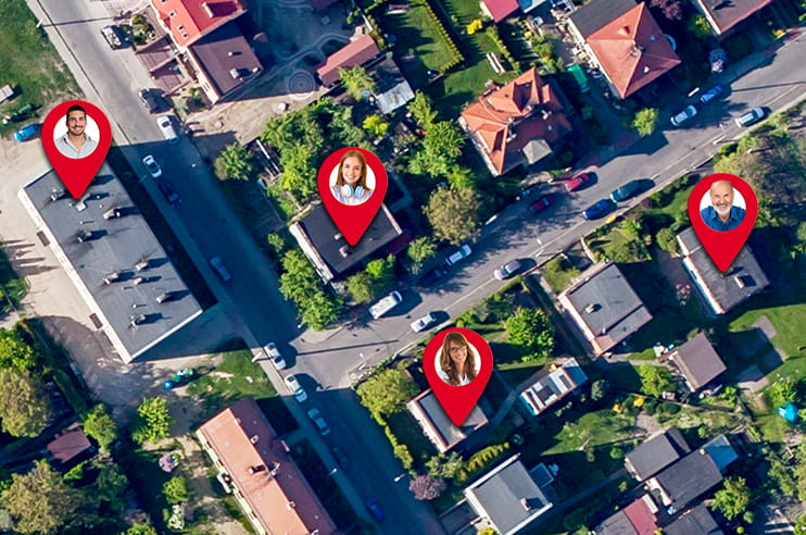 Cidade vista de cima com vários pins de clientes.