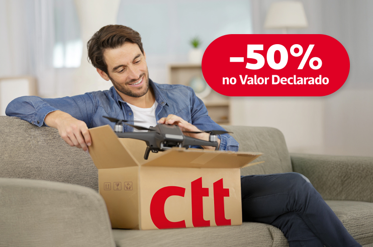 Jovem a abrir uma encomenda e na imagem lê-se -50% no Valor Declarado.